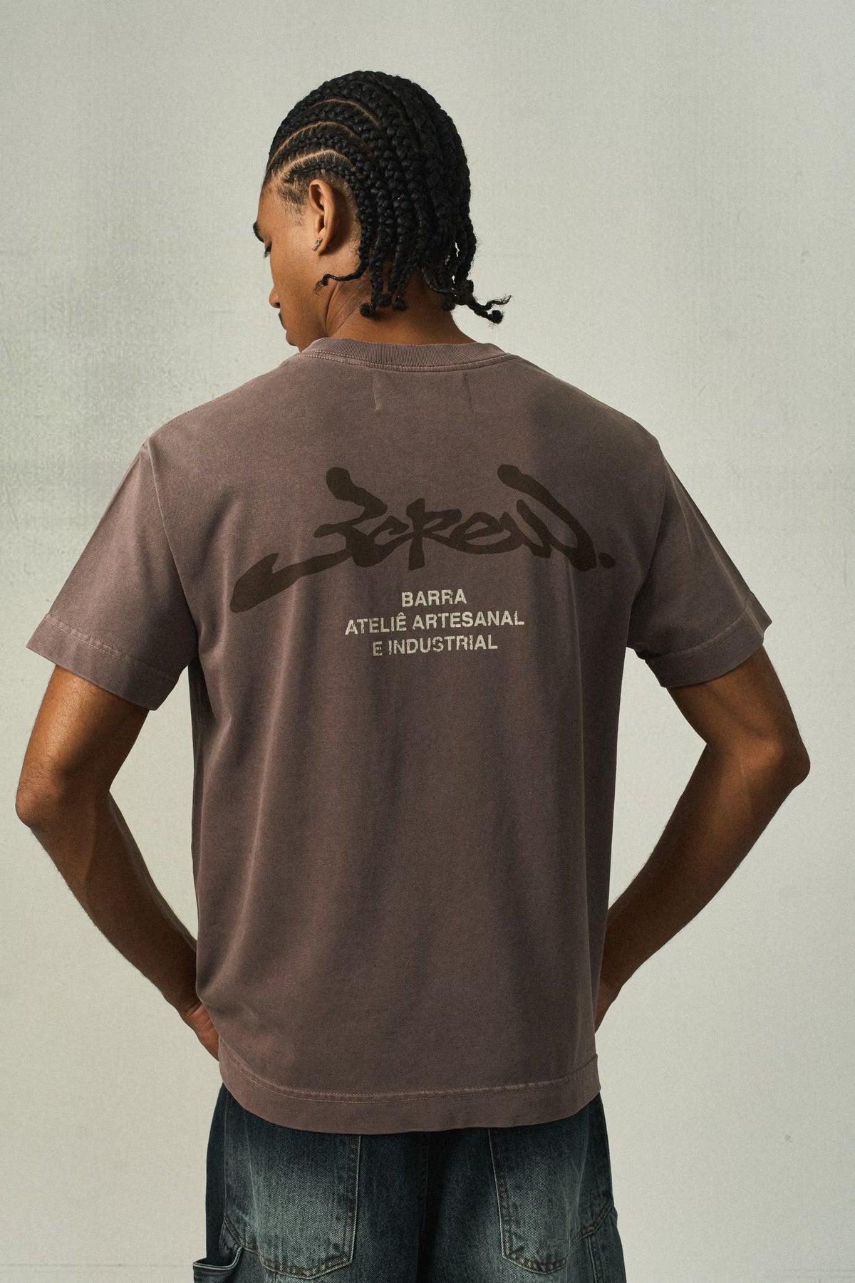 Camiseta Assinatura Ateliê Marrom Estonado Barra